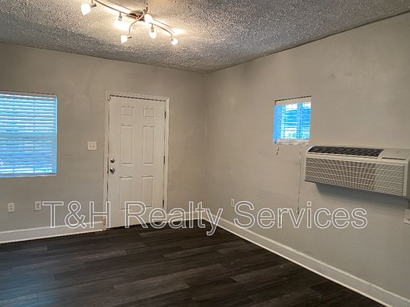 3rd image of 4208 Graceland Ave