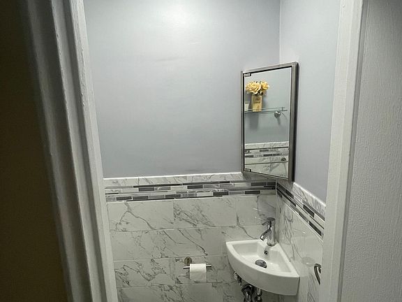 5th image of 900 E 220th St Floor 1