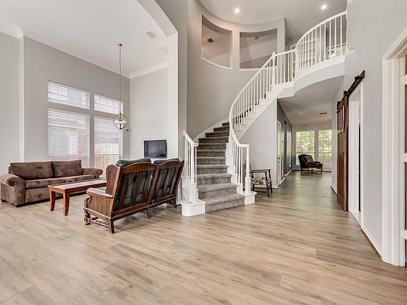 2nd image of 422 Rivercove Dr