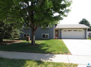 940 S Juneau Ln, Sioux Falls, SD 57106