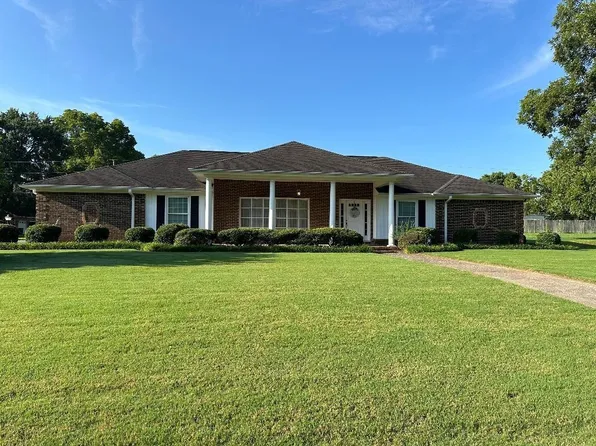 2104 Edwards Ave, Muscle Shoals, AL 35661
