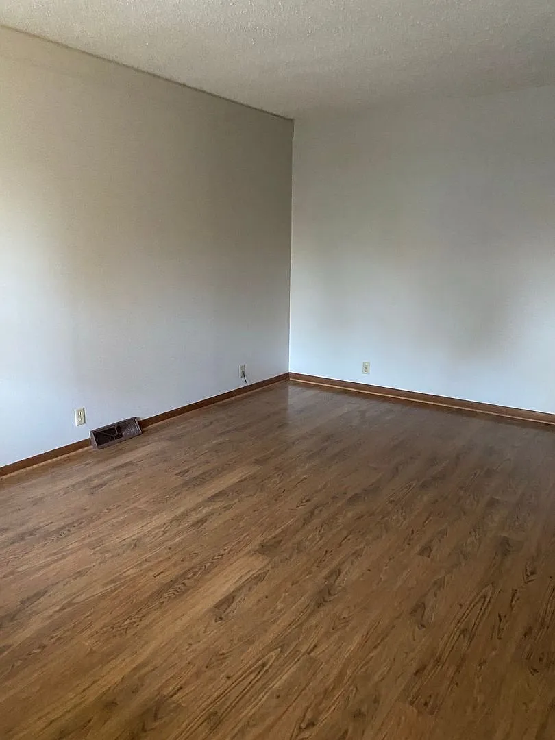 Spacious Duplex in Great Location — Photo 3