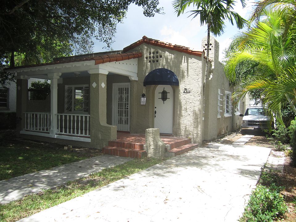 1st image of 906 Pizarro St