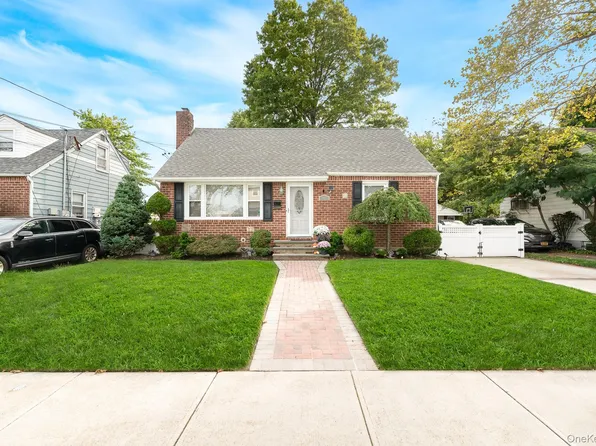 16 Downs Road, Hempstead, NY 11550