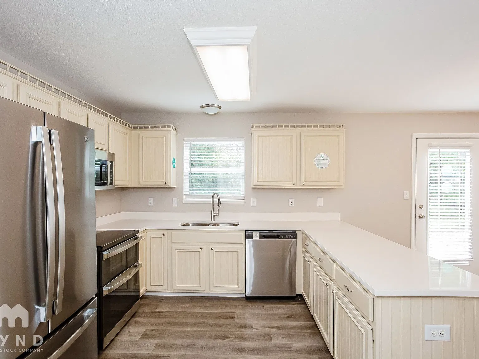 3 bed, 2.5 bath, 1619 sqft, $1,945 — Photo 2