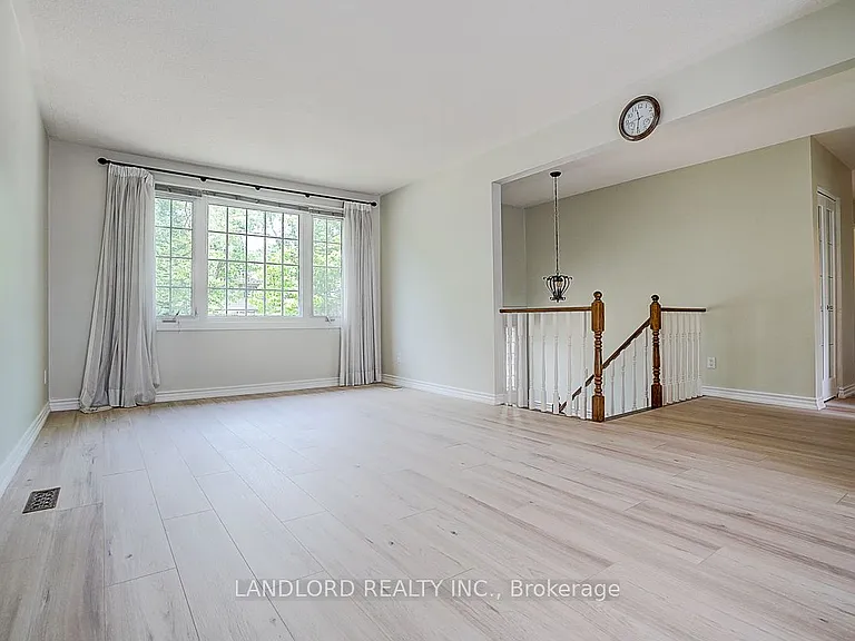 2294 Wyandotte Dr — Photo 8