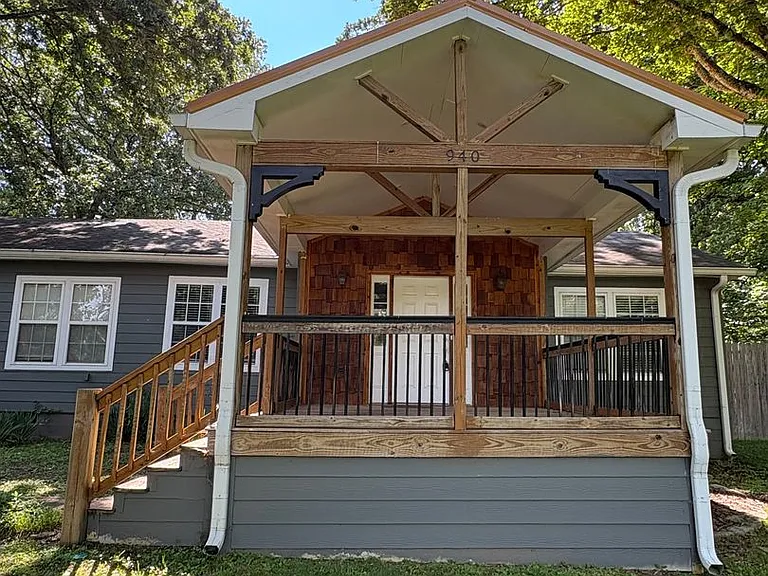 940 Julian Rd — Photo 2