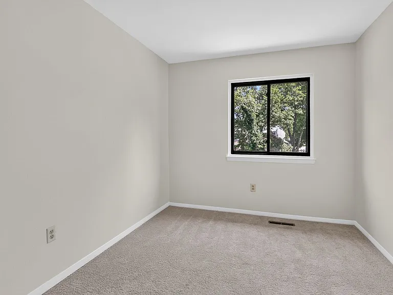143 Bourbon Ct — Photo 20