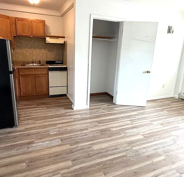 220 Broad St #D — Photo 2