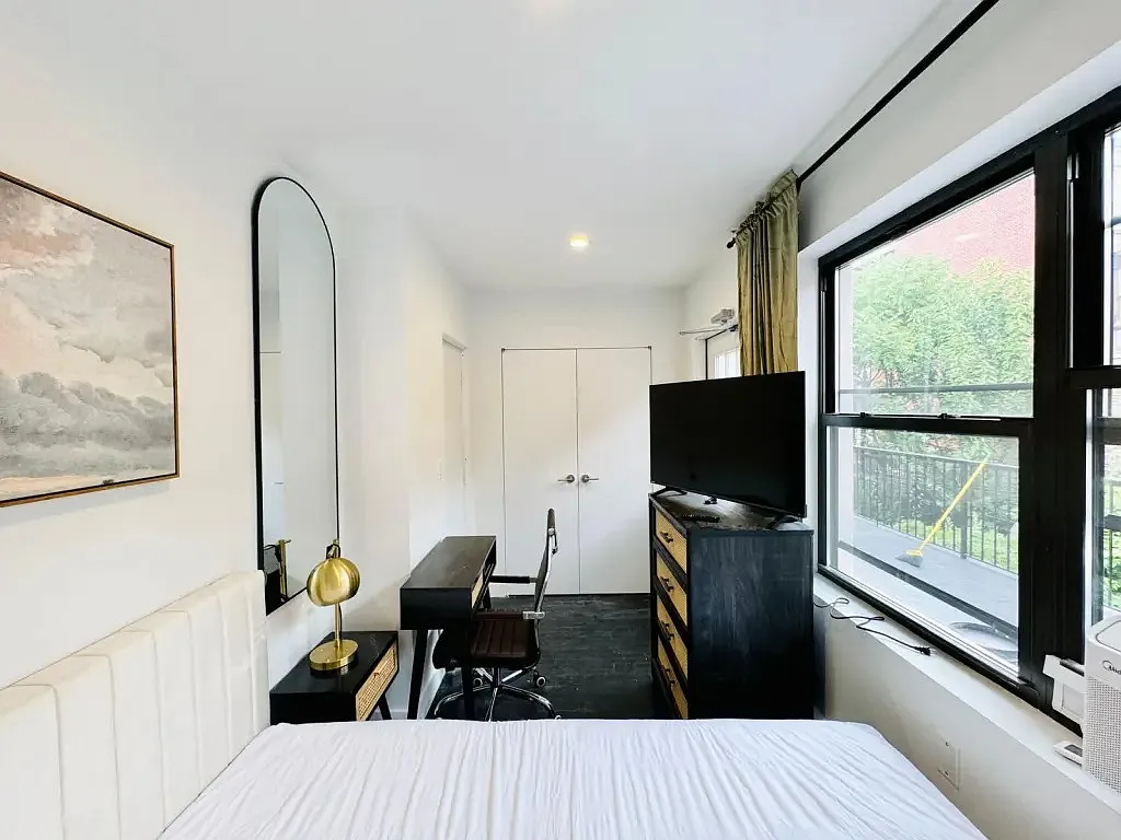 5 bed, 4.0 bath, 1200 sqft, $1,500 — Photo 2