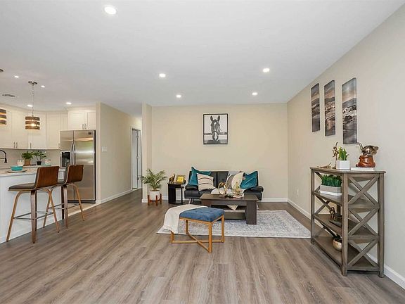 3rd image of 568 Puritan Dr