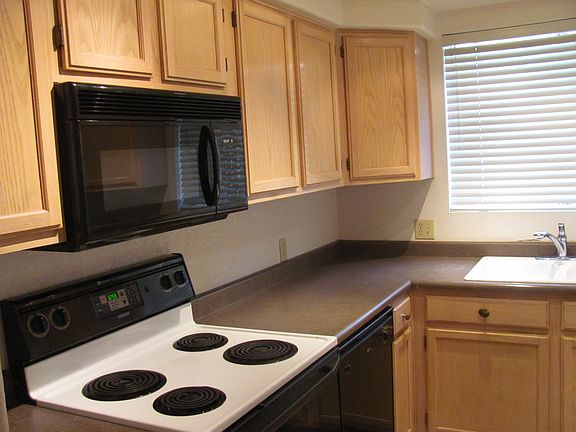 Bright kitchen w/ appliances