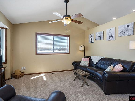 3rd image of 228 Oak Dr