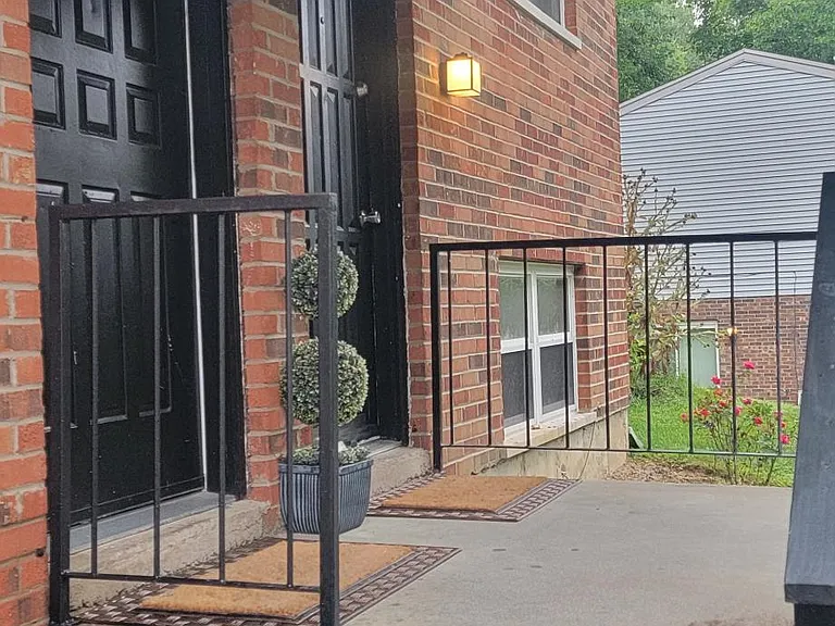 1232 E Henry Clay Ave — Photo 2