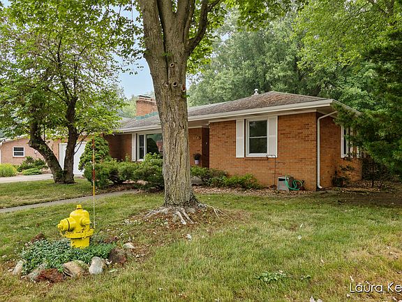3rd image of 1826 Orchard Ln NE