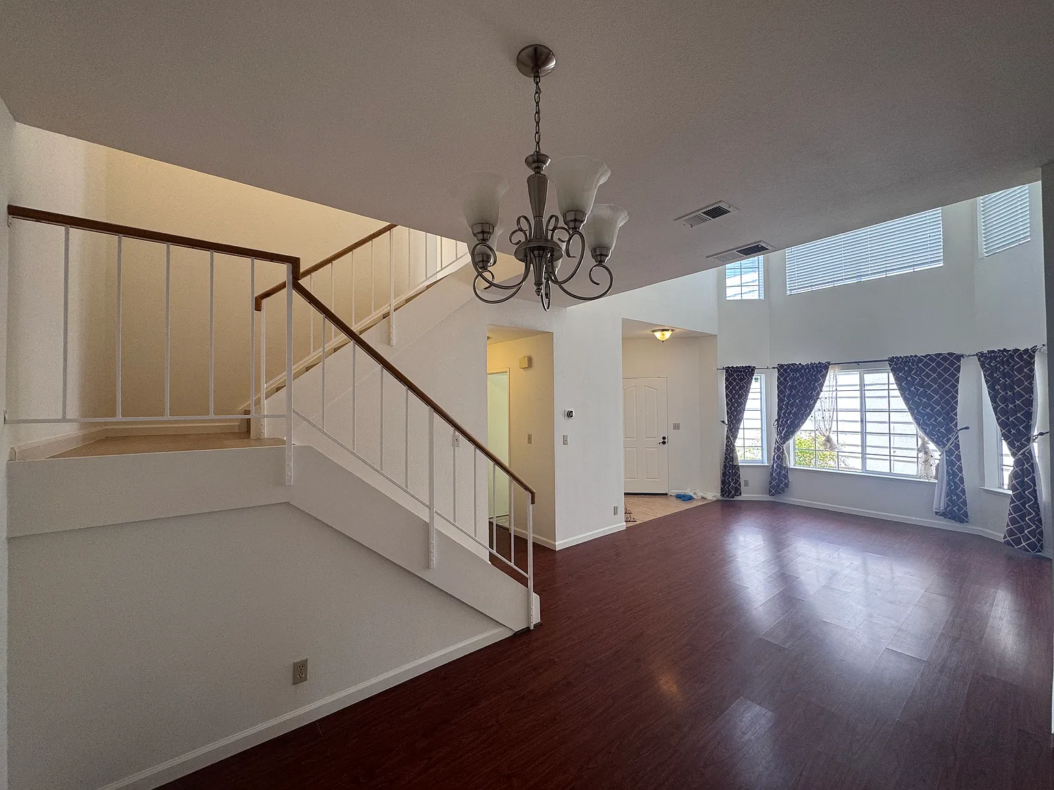 4 bed, 2.5 bath, 1950 sqft, $4,500 — Photo 1