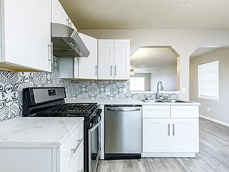 4634 Fordham St — Photo 16