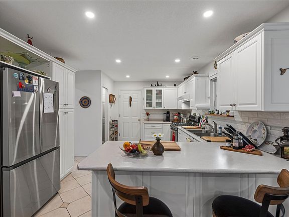 3rd image of 879 Aberdeen Dr
