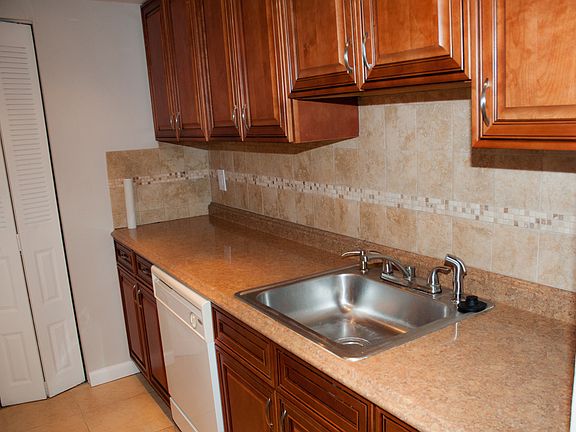 3rd image of 500 NE 2nd St APT 101