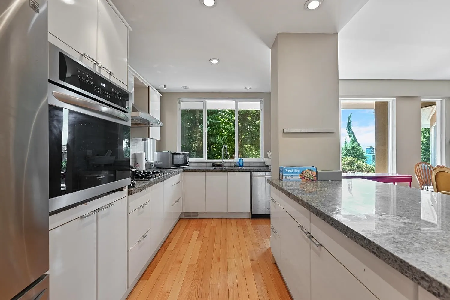 4 bed, 2700 sqft, $5,000 — Photo 2