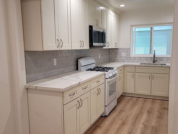 3rd image of 121 Hunt Way
