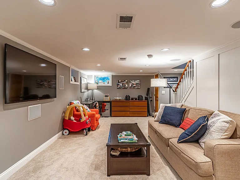1206 Colonial Ave — Photo 30