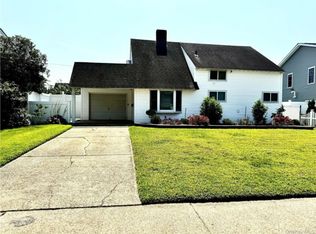 12 Elves Ln, Levittown, NY 11756