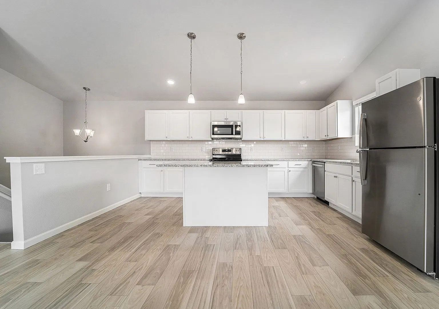 1 Month FREE Rent! Applied to Your First Full Month. Terms & Conditions Apply. — Photo 3
