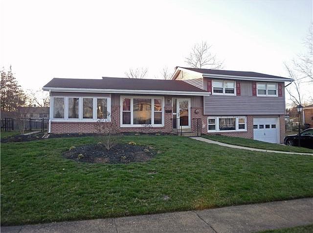 Brick & Vinyl Split w/ Garage & concrete driveway