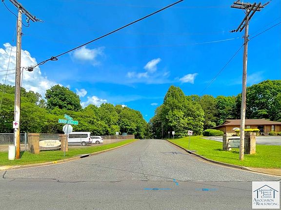 3rd image of 909 Independence Dr