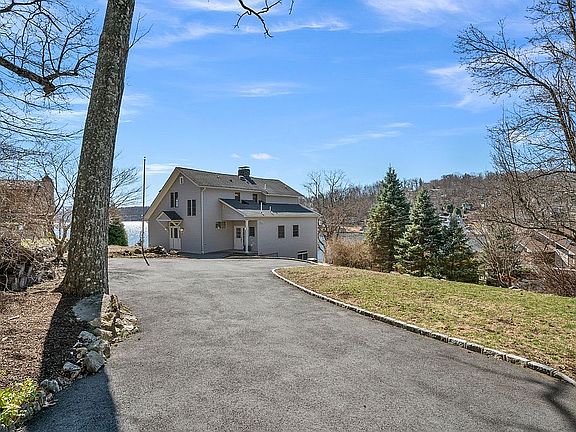 Stately approach 2 car gar