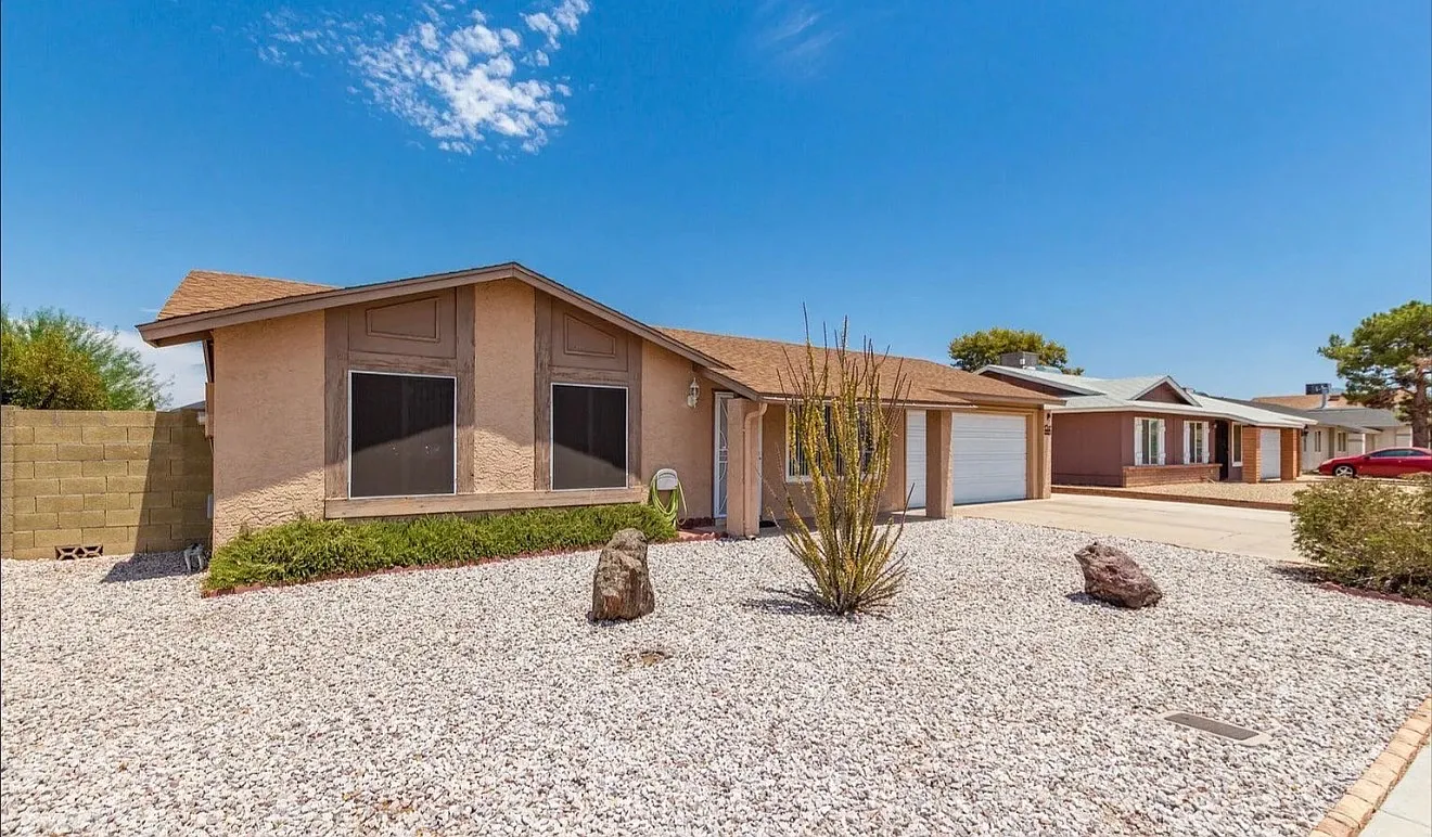 3 bed, 1139 sqft, $1,972 — Photo 3
