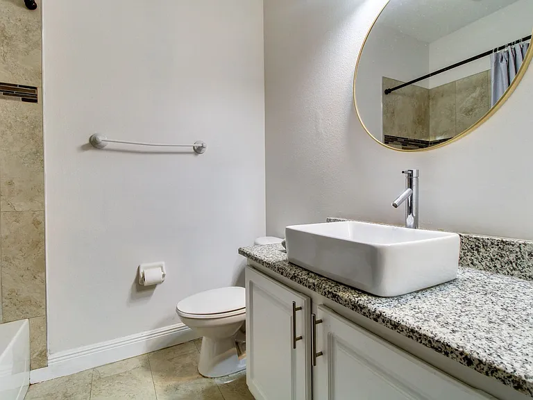1207 E Esther St — Photo 10