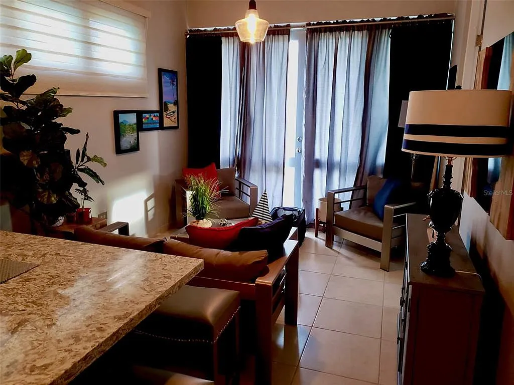 2 bed, 1.0 bath, 738 sqft, $1,300 — Photo 2