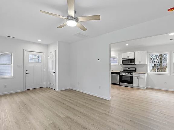 4th image of 16 4th Ave Rear B
