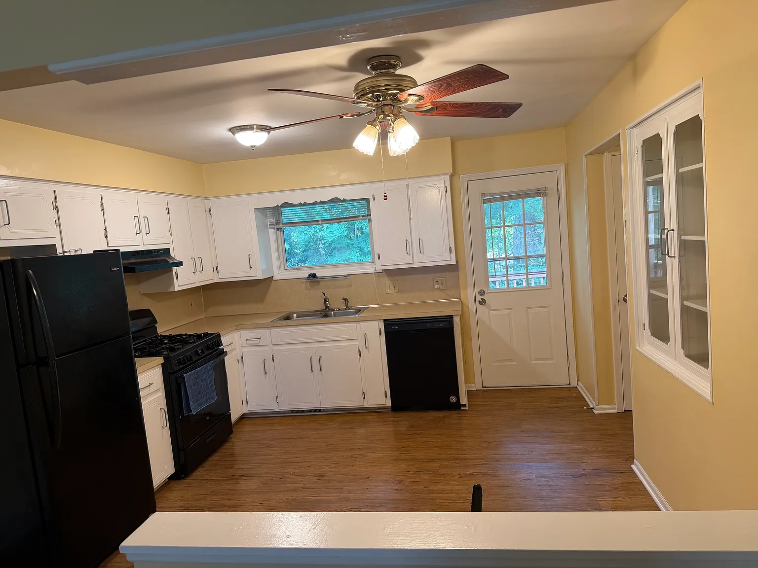 3 bed, 1600 sqft, $2,200 — Photo 4