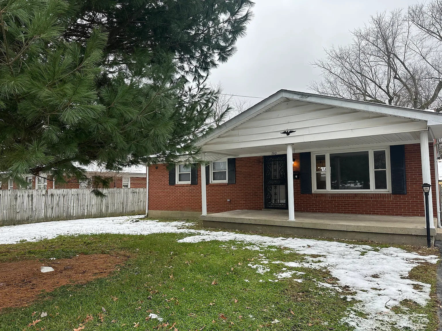 3 bed, 1000 sqft, $1,500 — Photo 1