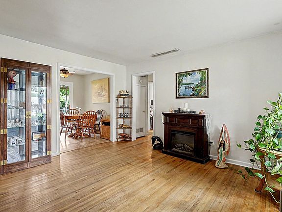 3rd image of 2858 S Laura Ave