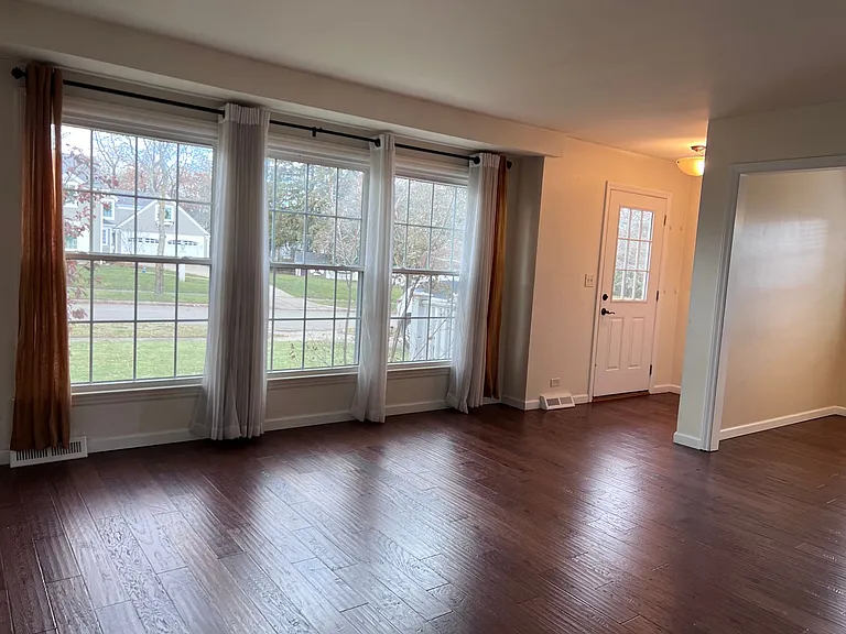 1552 Woodlawn Ave SE — Photo 7