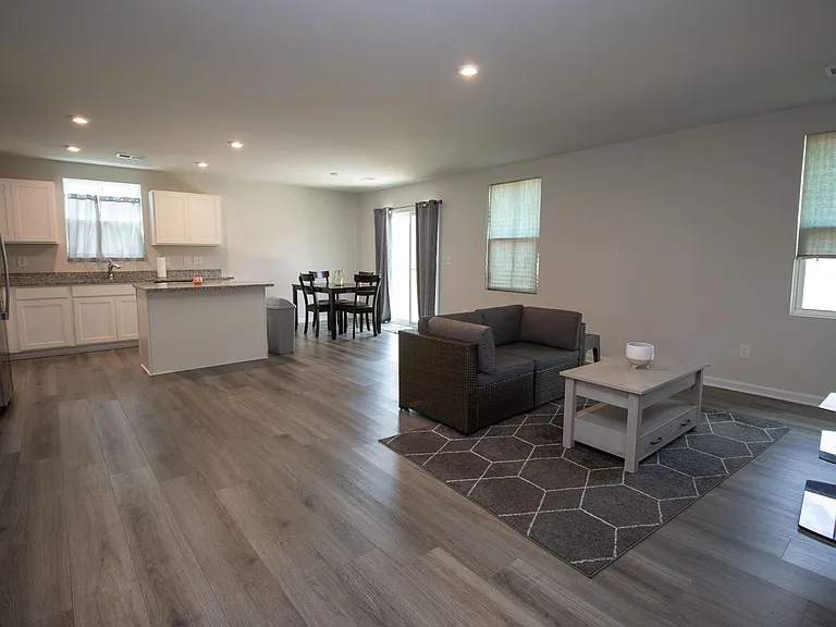 342 Saskatoon Dr — Photo 3