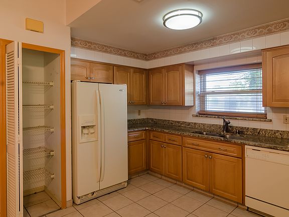 3rd image of 8850 Magnolia Ct