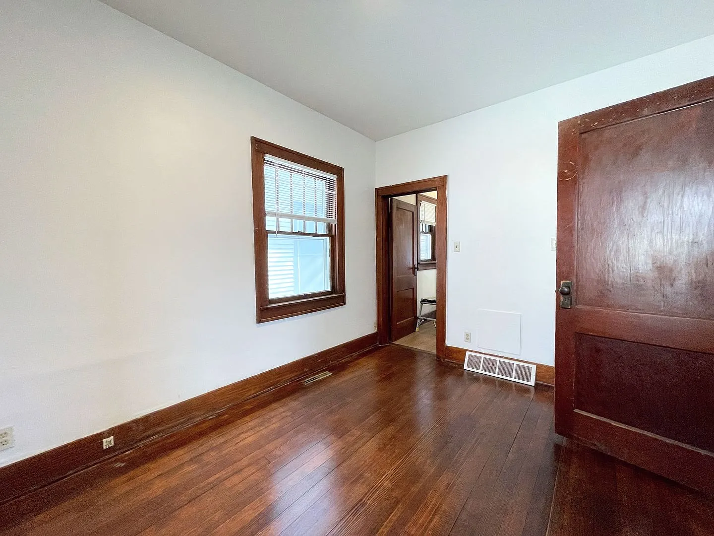 2 Bedroom 1 Bathroom Home — Photo 4