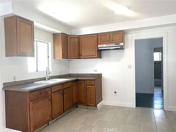 4th image of 11022 Doty Ave
