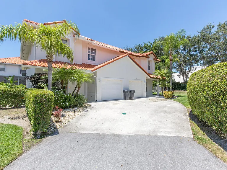 13513 Fountain View Blvd — Photo 1