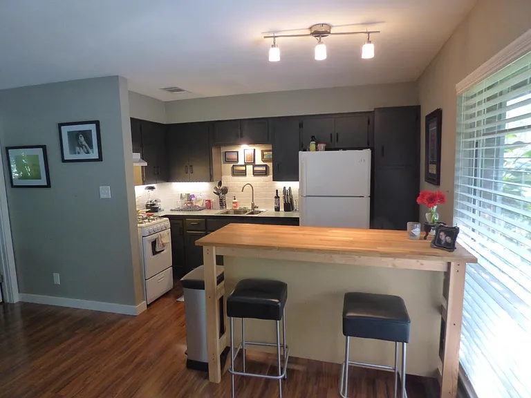 KITCHEN/BAR