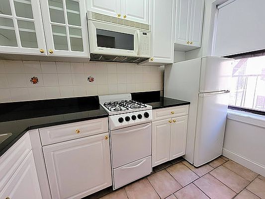 3rd image of 150 W 21st St #V