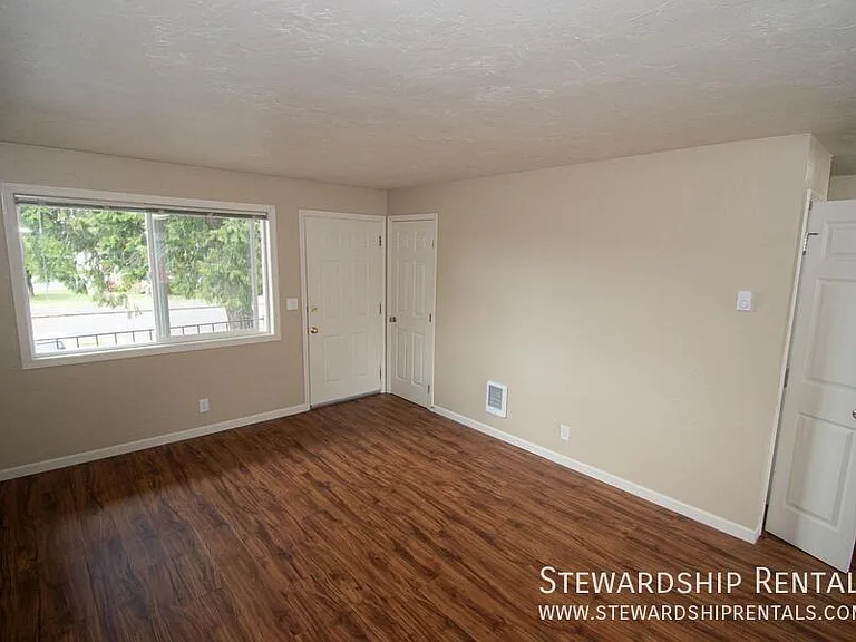 880 W 6th Ave #8 — Photo 3