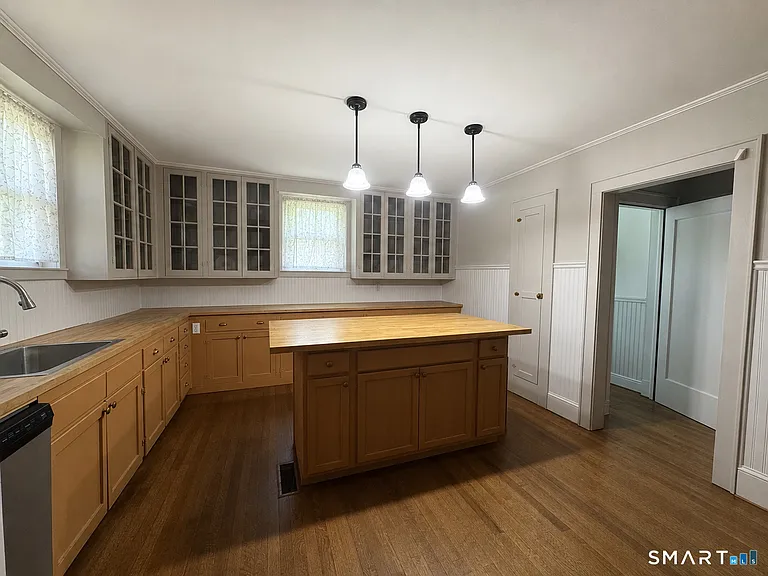 18 Fleetwood Ave — Photo 8