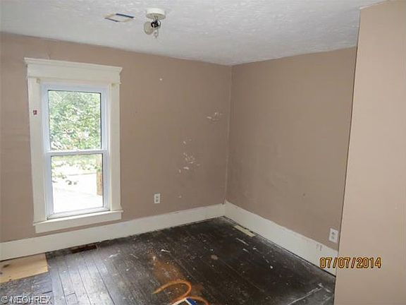 5th image of 563 Hopocan Ave