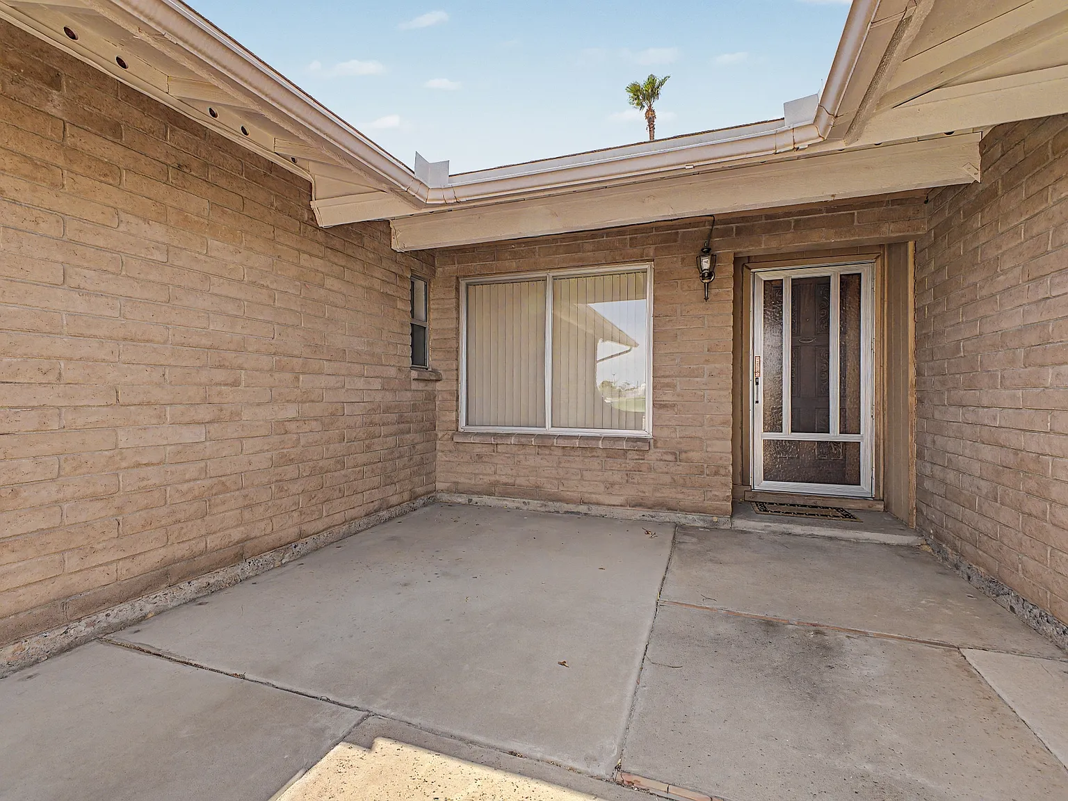 3 bed, 1937 sqft, $2,850 — Photo 2